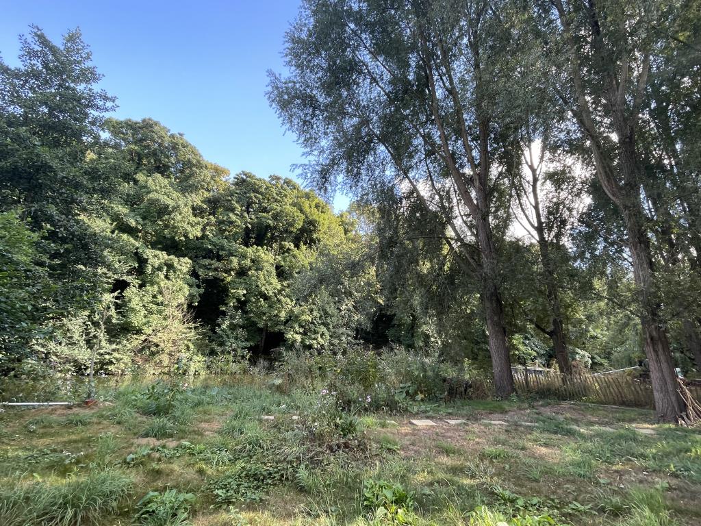 Lot: 41 - LOVELY PARCEL OF LAND WITH FRONTAGE TO RIVER MEDWAY - Front Parcel